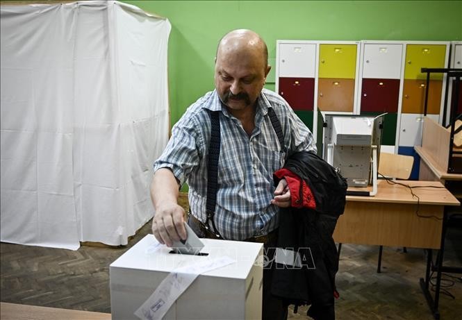 Cử tri bỏ phiếu tại 1 điểm bầu cử ở Sofia, Bulgaria, ngày 2/10/2022. (Ảnh: AFP/TTXVN)