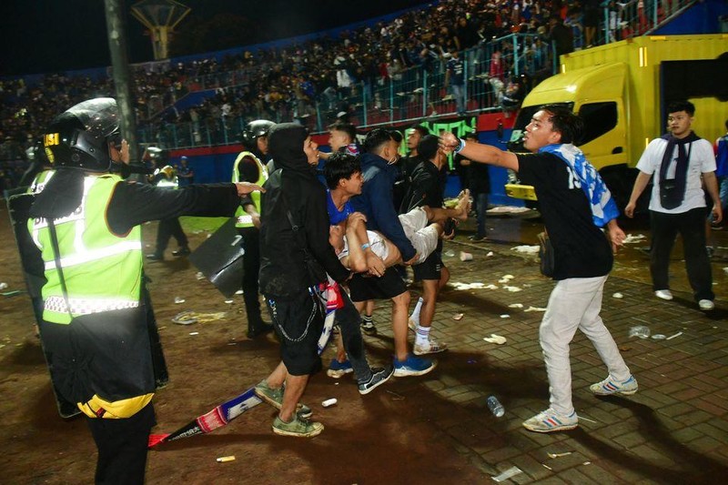 FIFA bàng hoàng trước thảm kịch bạo loạn sân cỏ ở Indonesia ảnh 2