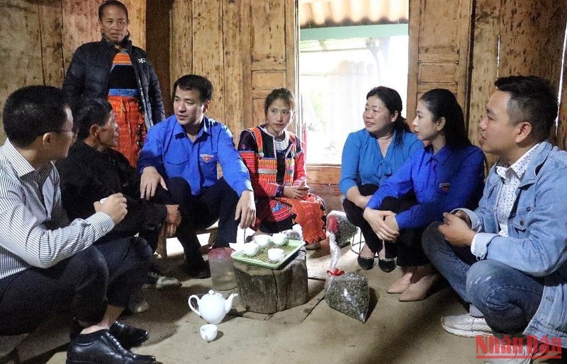 Bí thư Trung ương Đoàn Ngô Văn Cương (thứ 3 hàng đầu bên trái) thăm hỏi, trò chuyện với người dân xã Tà Xùa trong khuôn khổ chương trình.