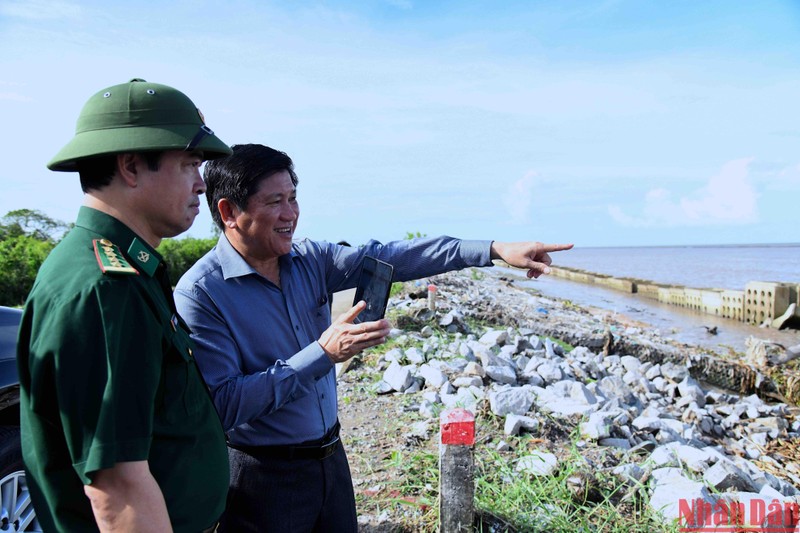 Đoàn công tác của Ban Chỉ đạo quốc gia về phòng, chống thiên tai cùng lãnh đạo tỉnh Cà Mau kiểm tra tình hình sạt lở ven biển Tây sáng 23/8.