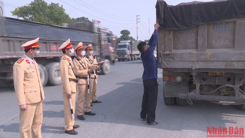 Công an Hà Nam kiểm tra trọng tải các xe tải chở vật liệu xây dựng lưu thông trên đường. 