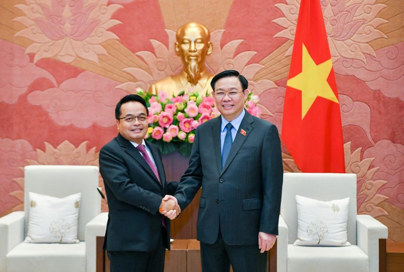 Chủ tịch Quốc hội Vương Đình Huệ và Chủ tịch Kiểm toán Lào Viengthavisone Thephachanh tại buổi tiếp. (Ảnh: Duy Linh)
