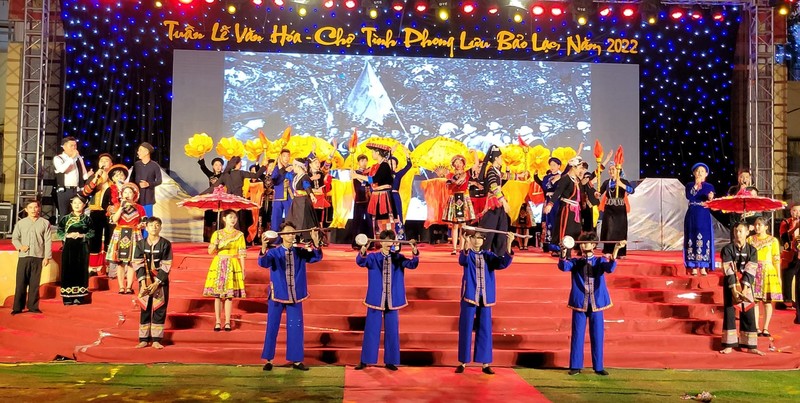 Tiết mục văn nghệ tại lễ khai mạc Tuần Văn hóa, thể thao, du lịch và Chợ Tình Phong Lưu huyện Bảo Lạc, tỉnh Cao Bằng năm 2022.
