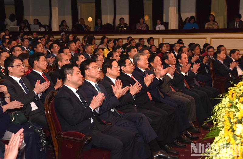 Thủ tướng Phạm Minh Chính và các đồng chí lãnh đạo Đảng, nhà nước tham dự chương trình. (Ảnh: Trần Hải)
