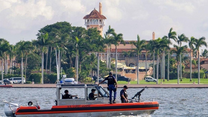 Mật vụ Mỹ tuần tiễu bằng xuồng qua dinh thự Mar-a-Lago của cựu Tổng thống Trump ở Palm Beach, Florida. (Ảnh: AP/TTXVN) 