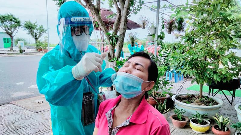  Nhân viên y tế lấy mẫu xét nghiệm Covid-19 do người dân ở phường Vĩnh Thanh, thành phố Rạch Giá, tỉnh Kiên Giang (Ảnh minh họa)