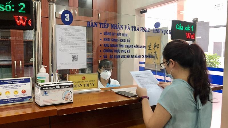 Công dân làm thủ tục hành chính tại Ủy ban nhân dân phường Ngọc Khánh (quận Ba Đình). (Ảnh: Ngọc Trâm)
