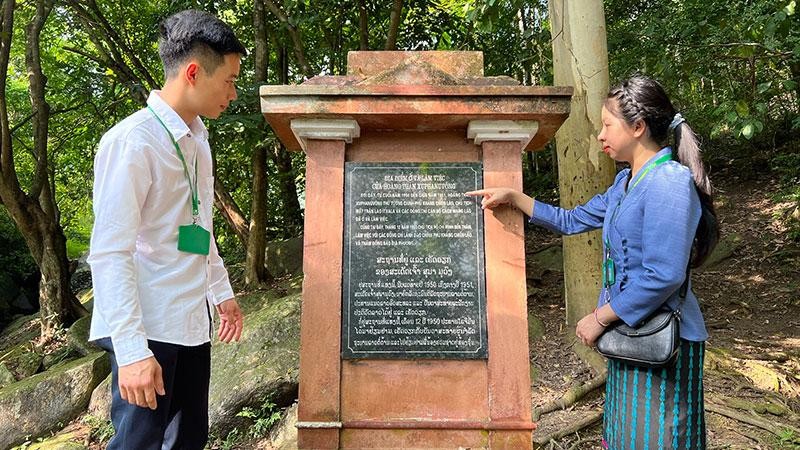 Lưu học sinh Lào thăm nơi ở và làm việc của Hoàng thân Souphanouvong tại xã Mỹ Bằng, Yên Sơn, tỉnh Tuyên Quang.