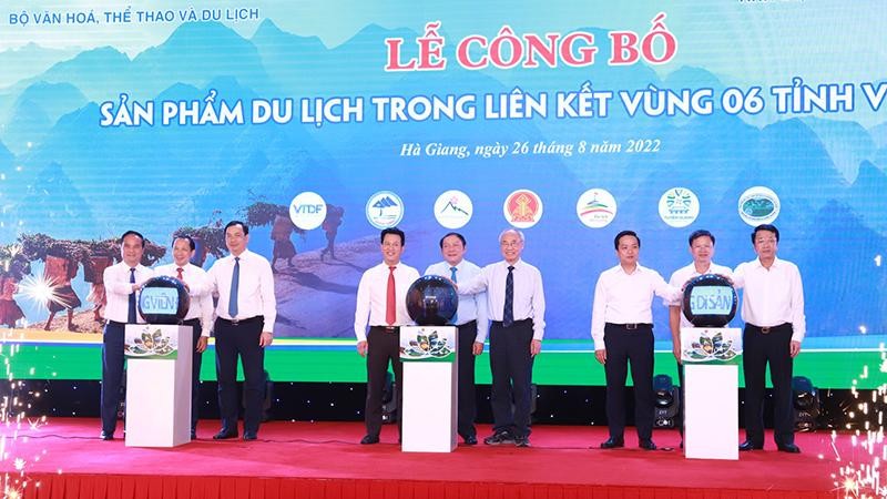 Lãnh đạo Bộ Văn hóa-Thể thao và Du lịch và các tỉnh thực hiện nghi thức công bố sản phẩm liên kết du lịch 6 tỉnh Việt Bắc.
