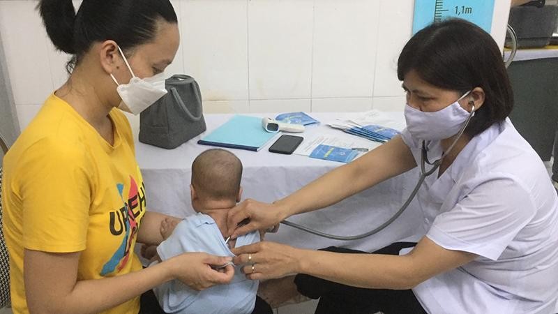 Khám sàng lọc trước khi tiêm vaccine mũi 2 phòng bệnh bại liệt cho trẻ tại xã Minh Tân (huyện Kiến Xương, tỉnh Thái Bình).
