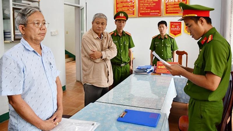 Phòng Cảnh sát kinh tế tống đạt các quyết định khởi tố và Lệnh bắt bị can để tạm giam đối với Thái Minh Hoàng (bên trái hình) và Nguyễn Đình Tấn (ở giữa).