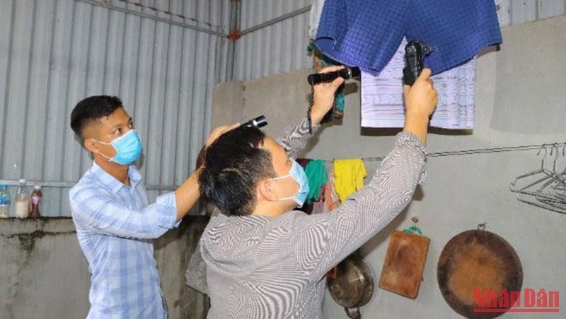 Cán bộ CDC Thái Bình điều tra, giám sát chỉ số côn trùng tại khu vực có ca mắc sốt xuất huyết xã Đông Các, huyện Đông Hưng.
