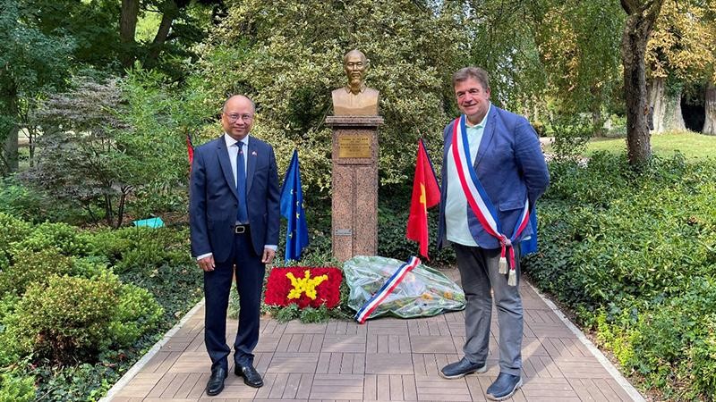 Đại sứ Việt Nam tại Pháp Đinh Toàn Thắng chụp ảnh lưu niệm cùng Phó Thị trưởng thành phố Montreuil, ông Philippe Lamarche.