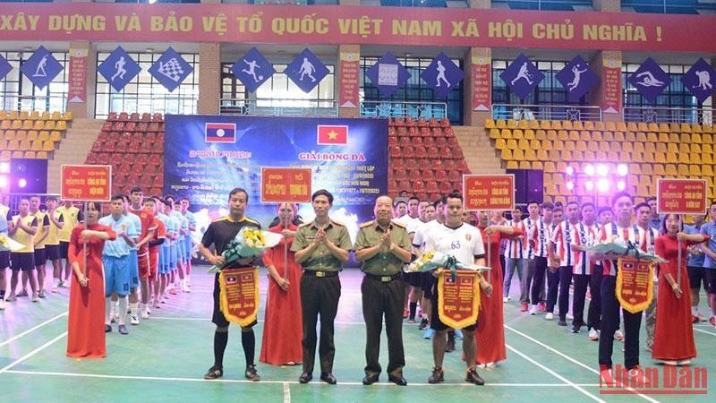 Các đồng chí trong Ban Giám đốc Công an tỉnh Điện Biên tặng cờ lưu niệm cho các đoàn vận động viên tham gia chương trình.