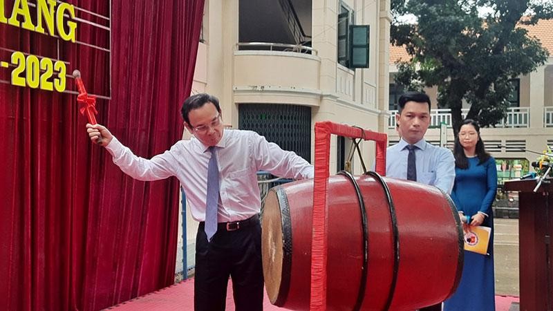 Đồng chí Nguyễn Văn Nên, Ủy viên Bộ Chính trị, Bí thư Thành ủy Thành phố Hồ Chí Minh đánh trống khai trường năm học mới tại Trường trung học Lê Quý Đôn.