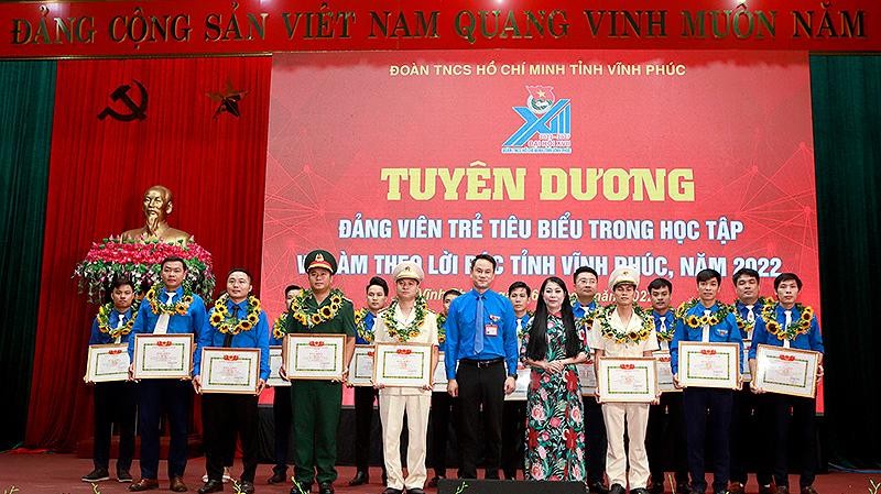 Các đồng chí Hoàng Thị Thúy Lan và Nguyễn Kim Quy trao Bằng khen tặng các “Đảng viên trẻ tiêu biểu trong học tập và làm theo lời Bác” năm 2022 của tỉnh Vĩnh Phúc.