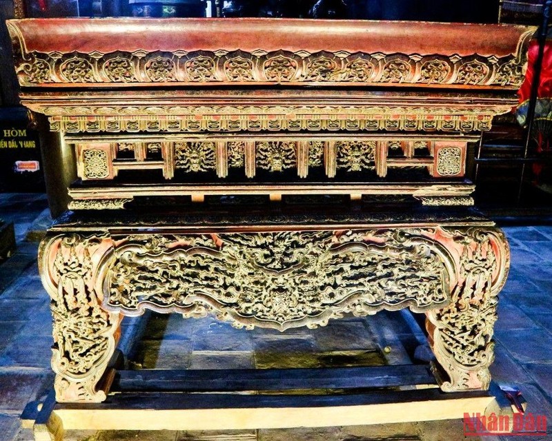 Chiếc hương án (còn gọi nhang án) được tạo tác thế kỷ 17 đặt trong tòa ống muống chùa Keo Thái Bình, được công nhận bảo vật quốc gia năm 2021.
