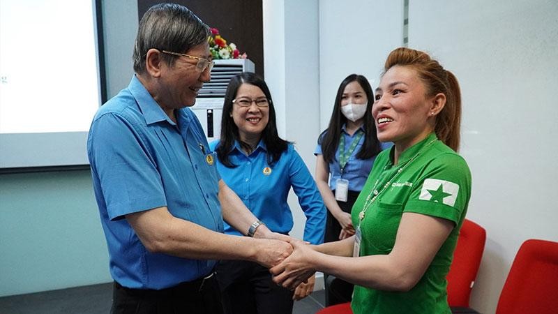 Phó Chủ tịch Thường trực Tổng Liên đoàn Lao động Việt Nam Trần Thanh Hải trực tiếp chúc mừng, khen thưởng cho đoàn viên Hồ Thị Bé Thảo. (Ảnh: Hà Anh Chiến)