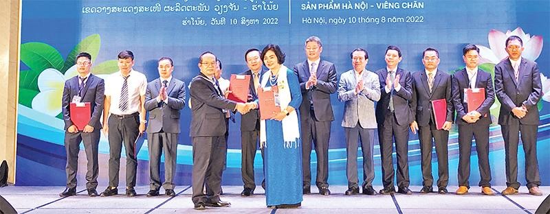 Doanh nghiệp của Thủ đô Hà Nội và Thủ đô Viêng Chăn ký biên bản ghi nhớ hợp tác.
