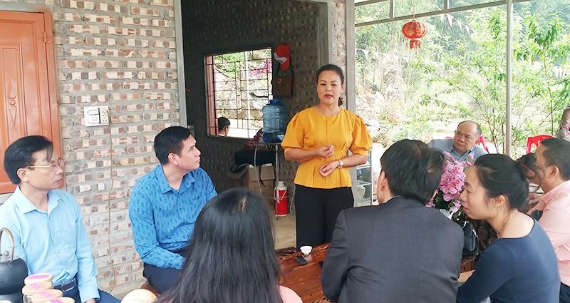 Chủ tịch Hội đồng quản trị Hợp tác xã Suối Giàng (Văn Chấn, Yên Bái) Lâm Thị Kim Thoa giới thiệu mô hình sản xuất, kinh doanh chè kết hợp làm du lịch của Hợp tác xã.
