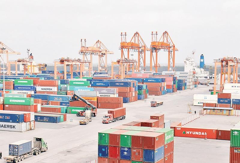 Bốc xếp hàng hóa xuất nhập khẩu tại cảng Tân Vũ, Khu công nghiệp Đình Vũ, Hải Phòng. (Ảnh ĐĂNG DUY)