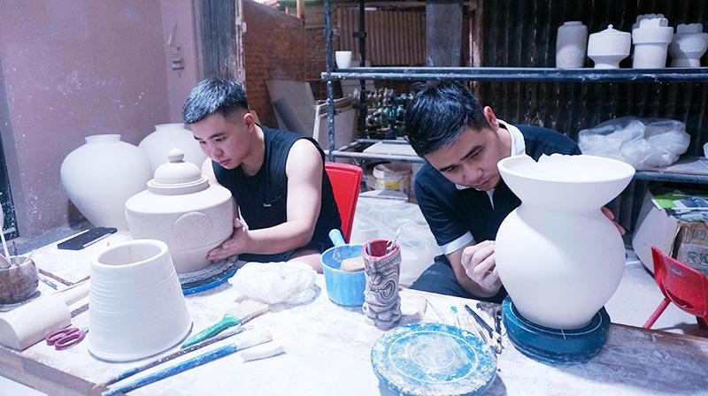 Trần Anh Tú (phải) cùng Nguyễn Tuấn Minh bên những sản phẩm mới.