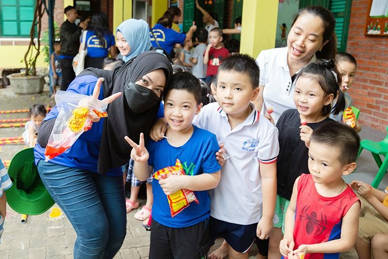 Đại biểu các nước tham gia Diễn đàn Thanh niên Tình nguyện ASEAN+ thăm Làng trẻ em SOS Đồng Hới (tỉnh Quảng Bình).