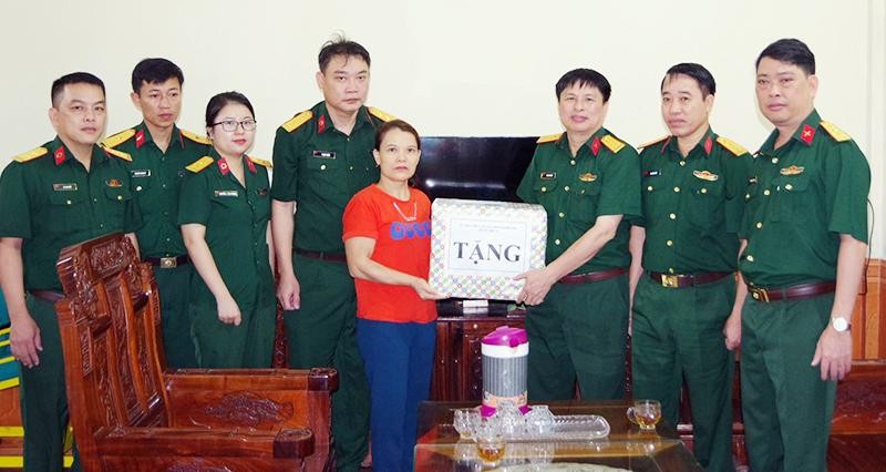 Đại diện đoàn công tác Ủy ban Dân số, gia đình và trẻ em Quân khu 4 trao quà tặng gia đình Đại úy quân nhân chuyên nghiệp Trần Quốc Toản, quê ở huyện Cẩm Xuyên (Hà Tĩnh).