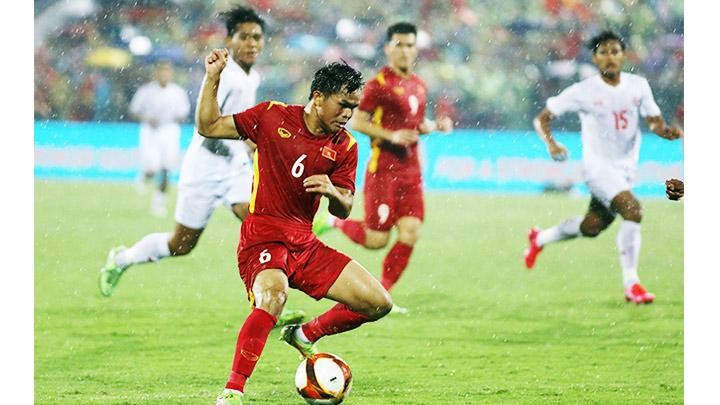 Cầu thủ Dụng Quang Nho thi đấu chững chạc trong mầu áo U23 Việt Nam. Ảnh: LÊ MINH