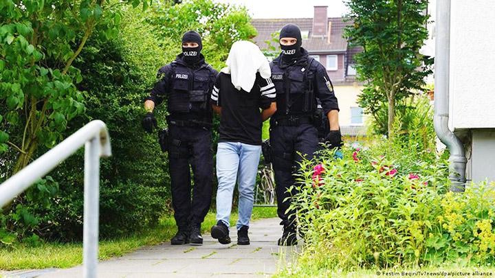 Cảnh sát Đức bắt giữ một đối tượng trong đường dây buôn người. Ảnh: DEUTSCHE WELLE
