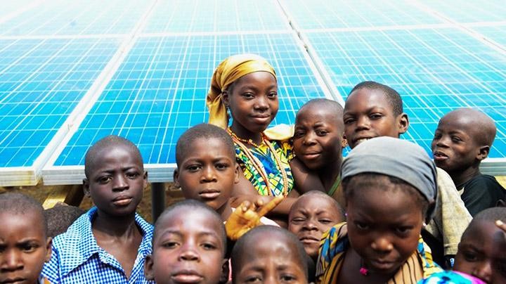 Các khu vực nông thôn ở Nigeria sẽ tiếp cận năng lượng từ lưới điện mặt trời mini. Ảnh: CNN