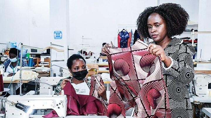 Joselyne Umutoniwase trong xưởng sản xuất của mình tại Kigali. Ảnh: AFP
