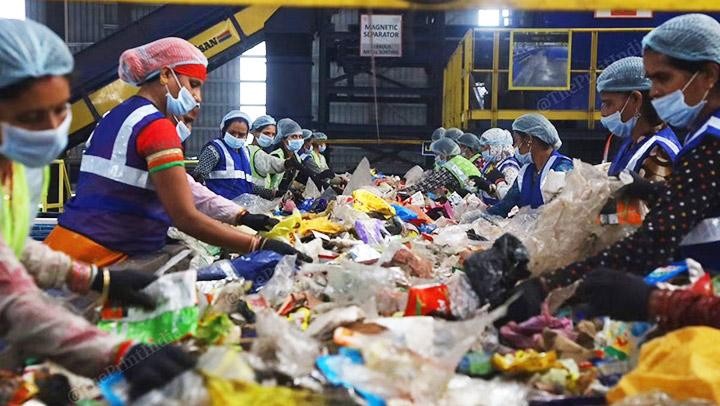 Phân loại rác tại một cơ sở tái chế ở Indore. Ảnh: UNDP