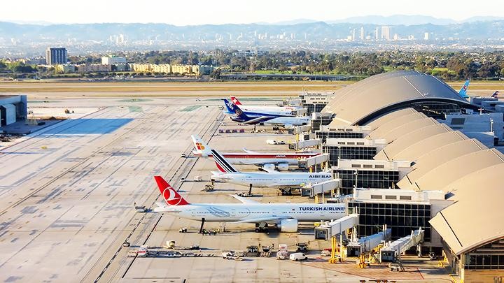 Sân bay quốc tế Los Angeles là một trong những nơi bị tin tặc tấn công. Ảnh: EPA