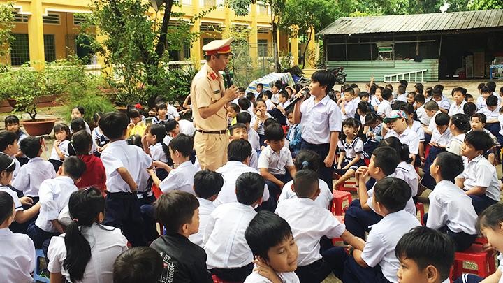 Tuyên truyền, phổ biến, giáo dục pháp luật về trật tự, an toàn giao thông