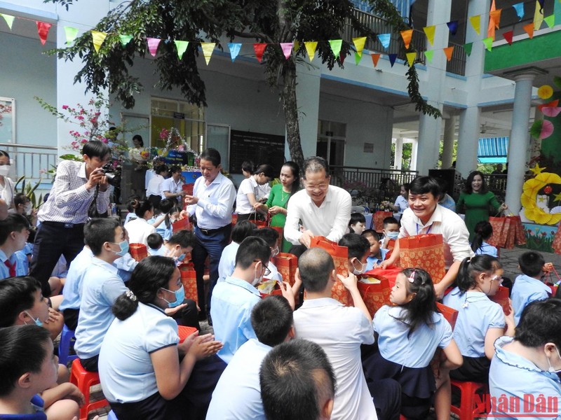 Đồng chí Nguyễn Văn Quảng và lãnh đạo các cơ quan chức năng tặng quà Trung thu cho học sinh khuyết tật trường chuyên biệt Tương Lai. 