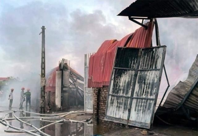 Vụ cháy xưởng chăn, ga, gối, đệm tại huyện Thanh Oai, thành phố Hà Nội gây hậu quả rất nghiêm trọng làm 3 người chết.