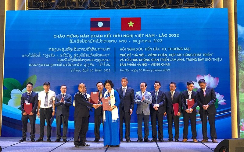 Doanh nghiệp của Thủ đô Hà Nội và Viêng Chăn trao đổi biên bản ghi nhớ hợp tác tại Hội nghị.