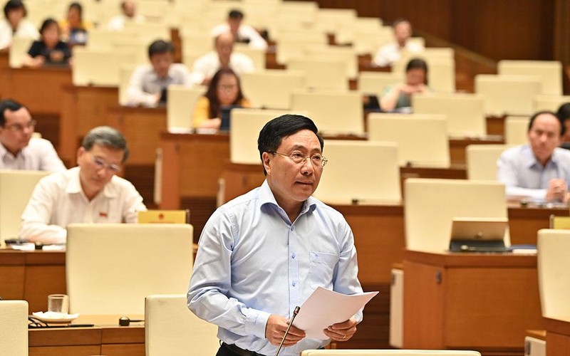 Phó Thủ tướng Thường trực Chính phủ Phạm Bình Minh trả lời chất vấn các vấn đề đại biểu Quốc hội nêu. (Ảnh DUY LINH)