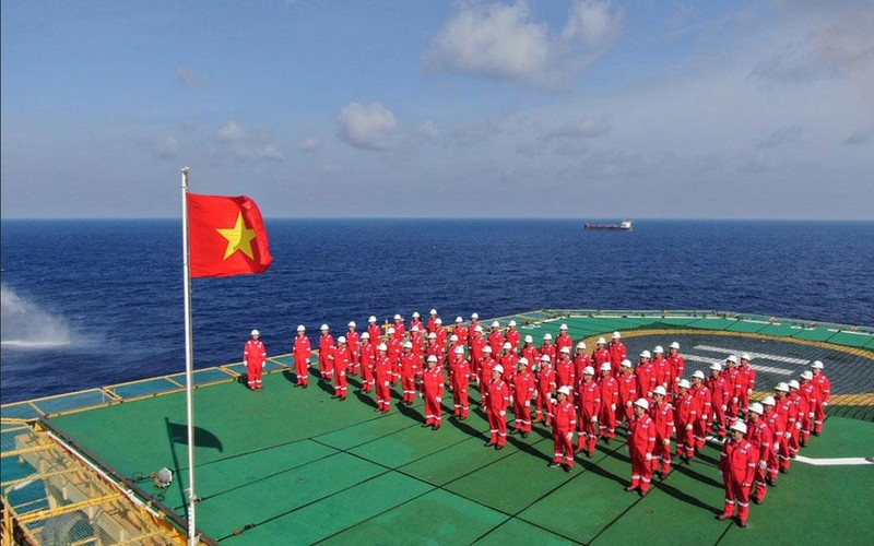 Ghi hình một lễ chào cờ trên biển. (Ảnh: Đoàn làm phim cung cấp)