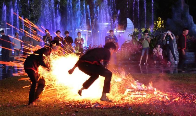 Lễ hội nhảy lửa của người Pà Thẻn xã Tân Bắc, huyện Quang Bình, Hà Giang. (Ảnh: KHÁNH TOÀN)