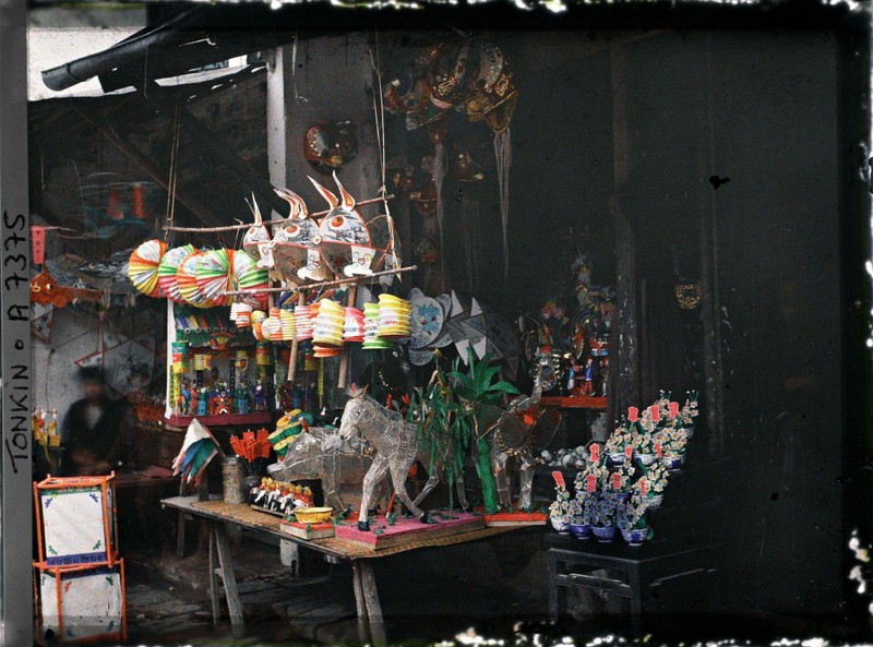 Đèn lồng đủ màu sắc, hình thù được bán trên đường phố Hà Nội năm 1915. (Ảnh: Léon Busy/ Albert-Kahn Museum).
