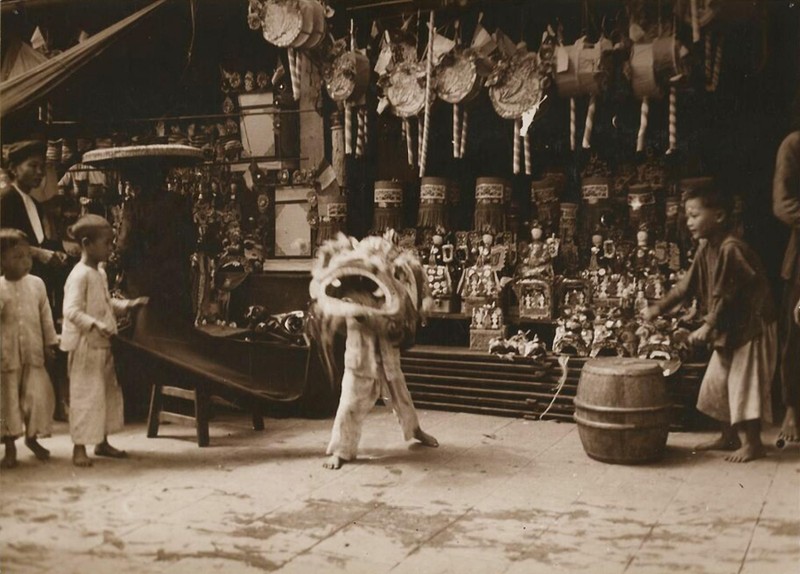Múa sư tử tại một cửa hàng trên đường phố Hà Nội đầu thế kỷ 20. (Ảnh: Nhà sử học Dương Trung Quốc sưu tầm)