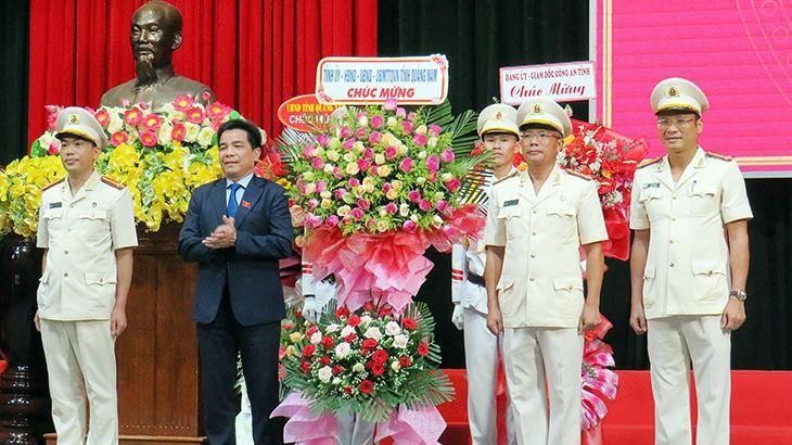 Phó Bí thư Thường trực Tỉnh ủy Lê Văn Dũng tặng hoa chúc mừng lực lượng Cảnh sát nhân dân Công an tỉnh Quảng Nam.