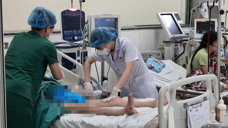 Bệnh nhân nặng điều trị tại Bệnh viện Bệnh Nhiệt đới Trung ương. 
