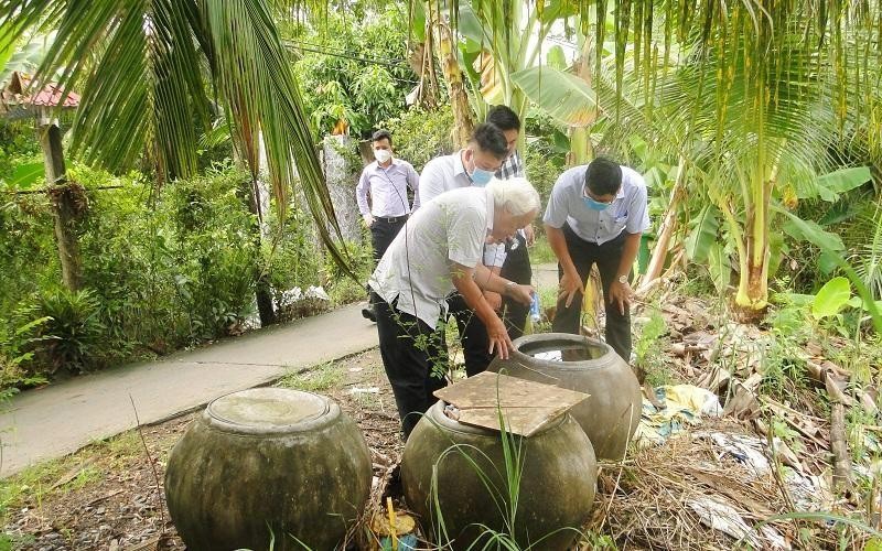 Trung tâm Kiểm soát bệnh tật tỉnh Tiền Giang kiểm tra các dụng cụ chứa nước ở tại Phú Nhuận, huyện Cai Lậy.