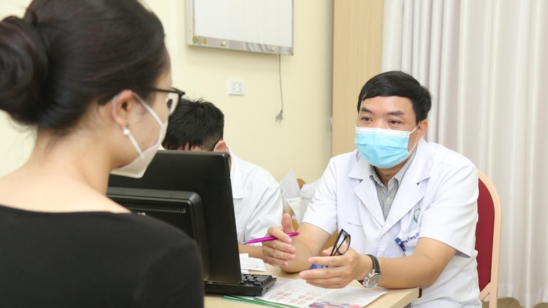 TS Dương Trọng Hiền, Trưởng khoa Phẫu thuật Cấp cứu Tiêu hóa khám cho người bệnh.
