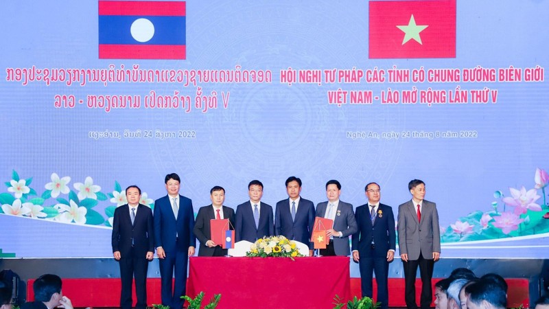 Lãnh đạo Bộ Tư pháp Việt Nam và Bộ Tư pháp Lào ký kết Chương trình hợp tác năm 2023.