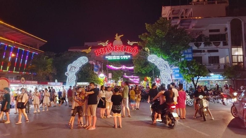 Phố đi bộ thành phố Móng Cái đang trở thành sản phẩm du lịch đêm hút khách du lịch trong nước và quốc tế.