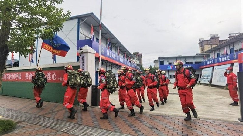 Lực lượng chức năng được huy động tham gia tìm kiếm cứu hộ. (Ảnh: Nhân dân nhật báo) 